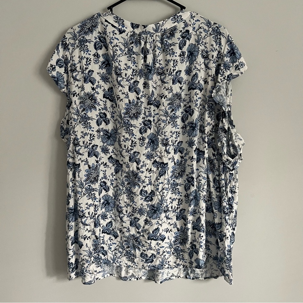 Jones New York Light Blue Floral V Neck Short Sleeve Blouse - Picture 2 of 5